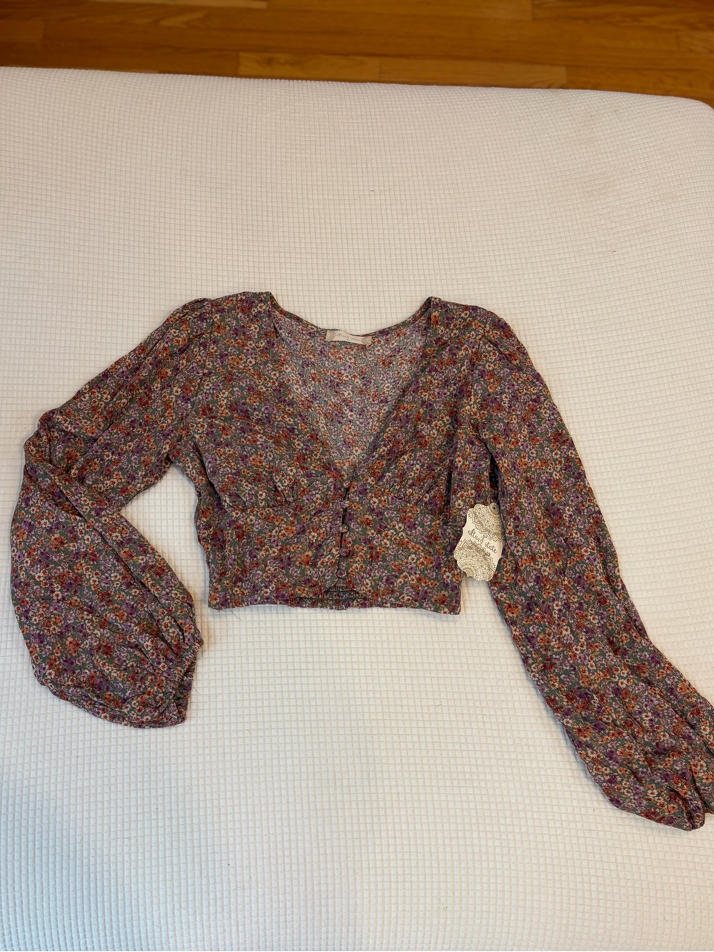 NWT! Floral Print V-Neck Long Balloon Sleeve Cropped Top